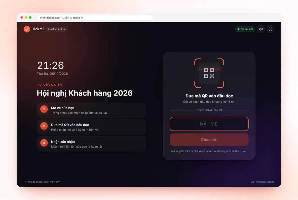 Quầy tự check-in trên máy tính bảng: đưa mã QR vào đầu đọc hoặc nhập mã vé